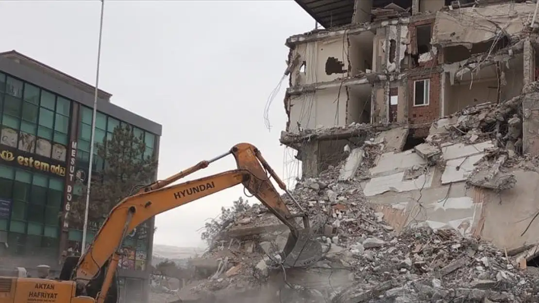 Malatya Doğanşehir'de ağır hasarlı binaların yıkımı sürüyor