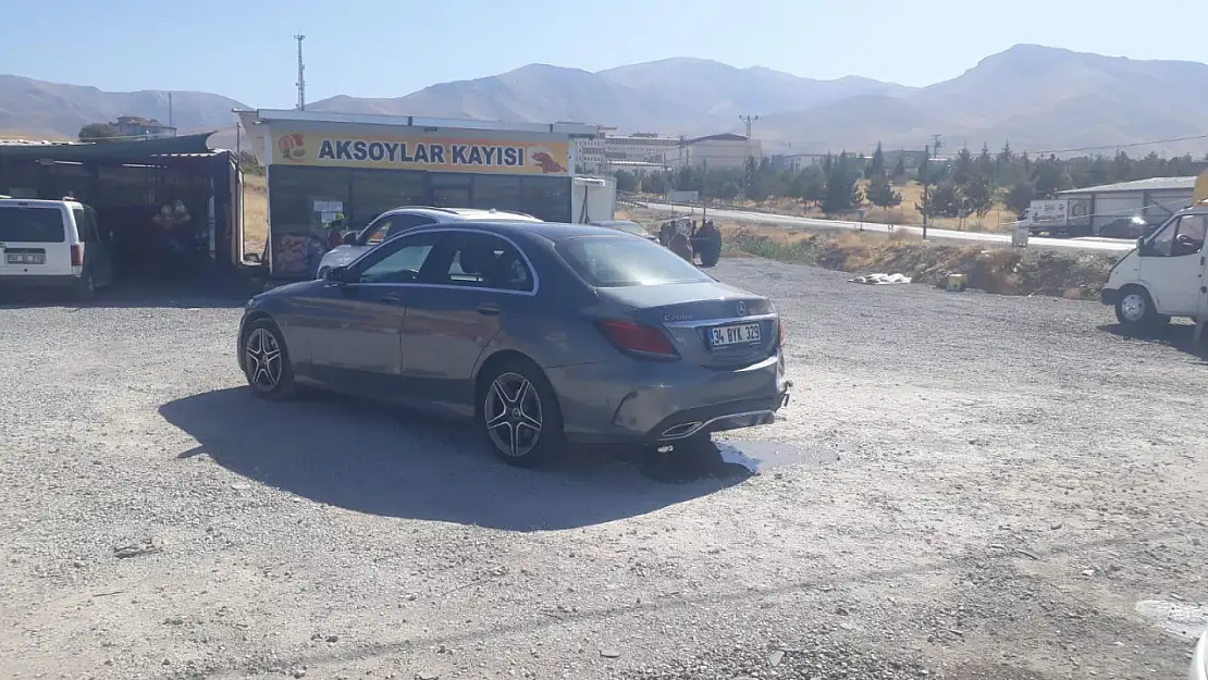 Malatya-Elazığ yolunda iki otomobil çarpıştı: 2 yaralı