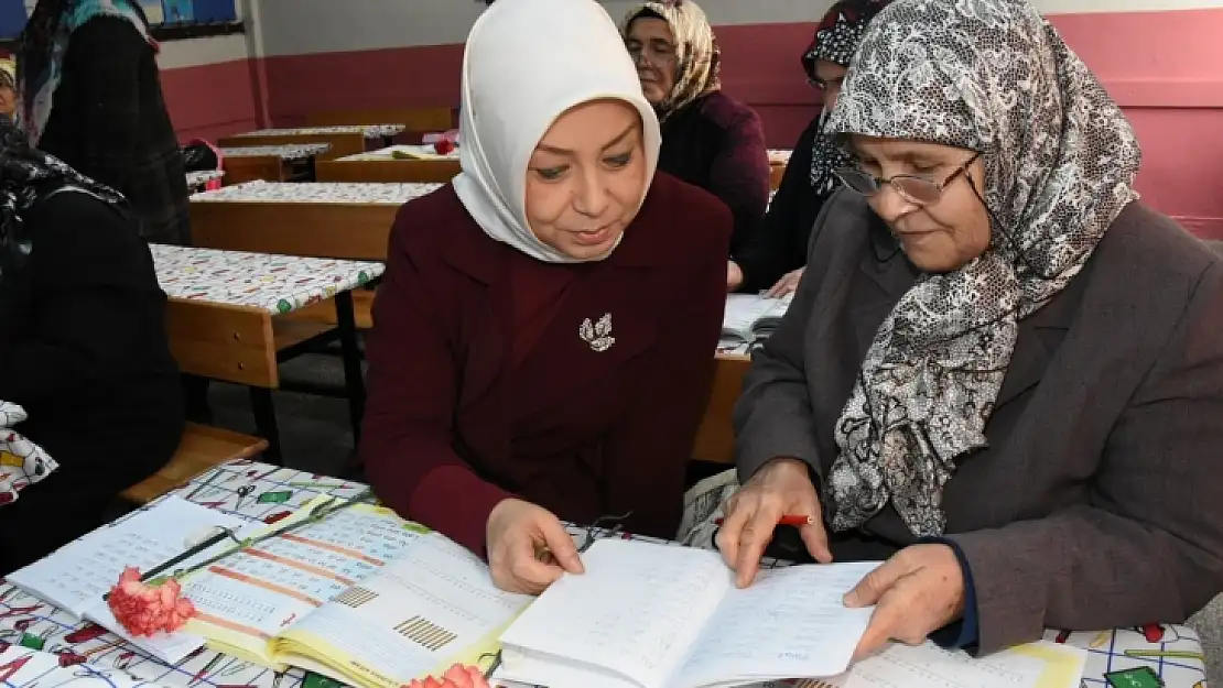 Çalık, okuma-yazma kurslarına katılan kadınları ziyaret etti