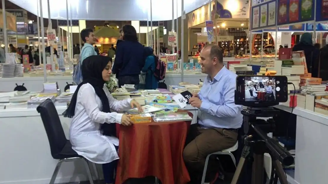 Mehtap Şenkaya CNR Kitap Fuarında İmza Attı