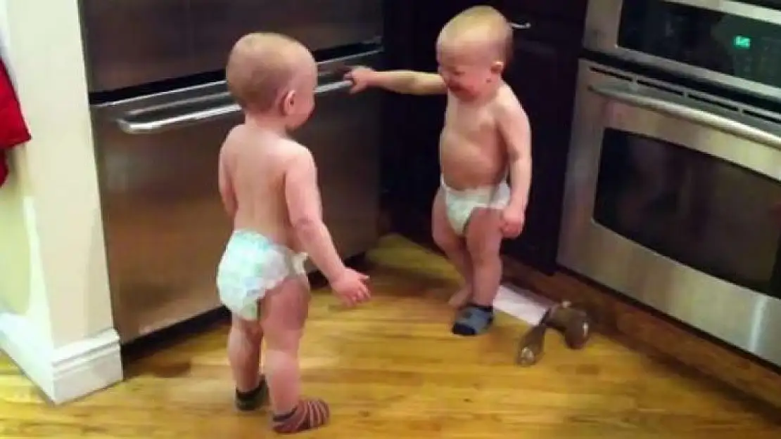 Erik dalı gevrektir ile çoşan sevimli bebek