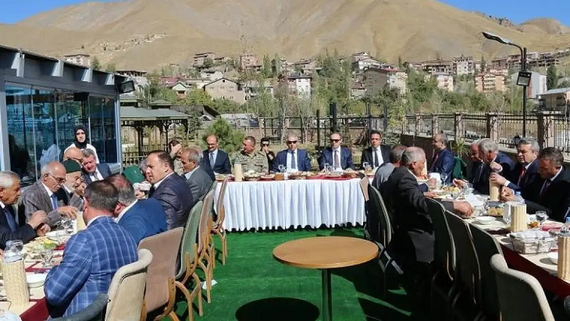 Hakkari'de Kanaat Önderleriyle Toplantı