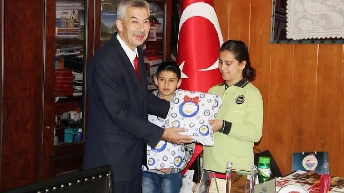 Başkan Cömertoğlu 23 Nisan Ulusal Egemenlik Ve Çocuk Bayramını Kutladı