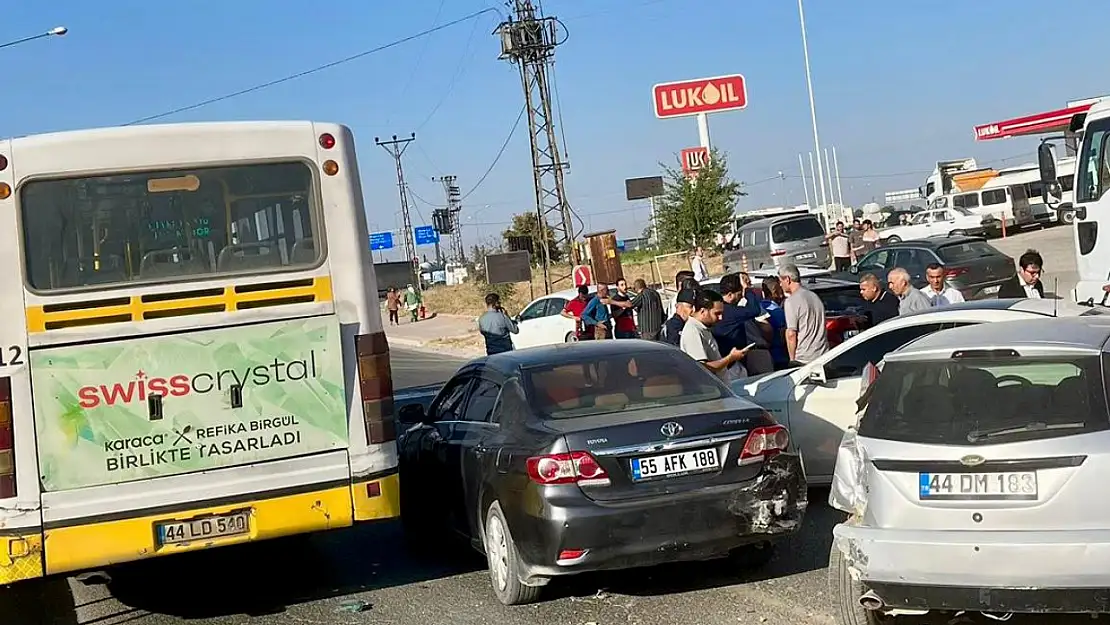 Malatya Havalimanı Kavşağında Zincirleme Kaza: 1 Yaralı