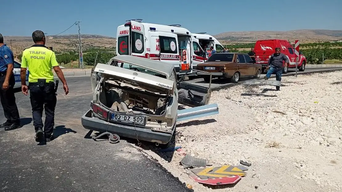 Malatya-Kayseri yolu  Kağıt Fabrikası mevkiin de trafik kazası...12 yaralı