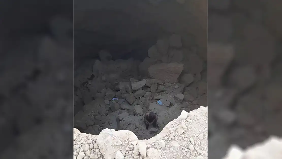 Malatya Yeşilyurt'ta yol yapımında çökme: İş makinası obruğa düştü, operatör sağ kurtarıldı