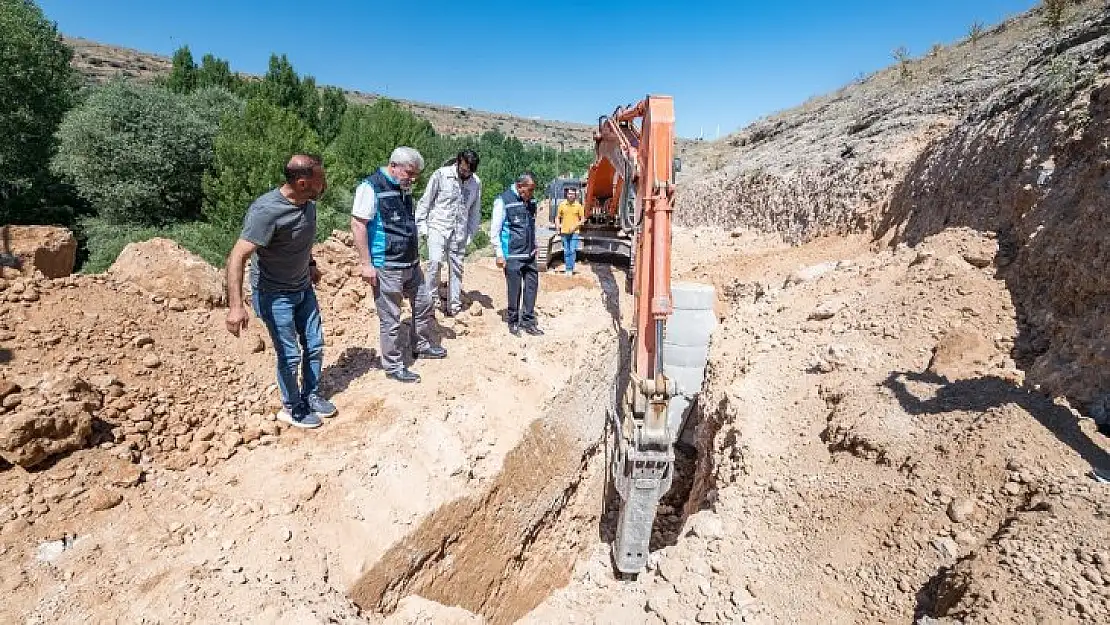 Maski Kayanın içinden Boru Geçiriyor