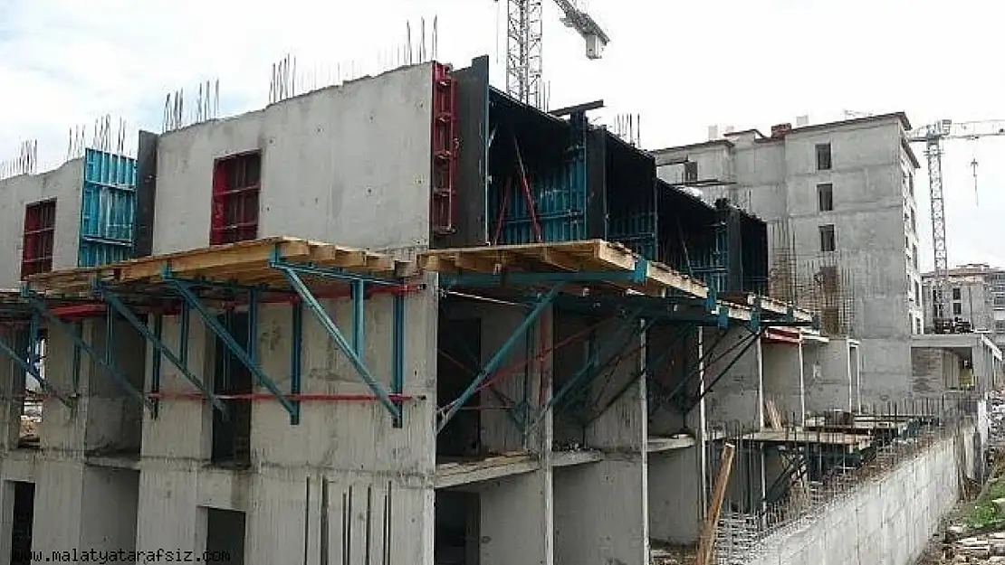 Merdivenden düşen işçi yaralandı