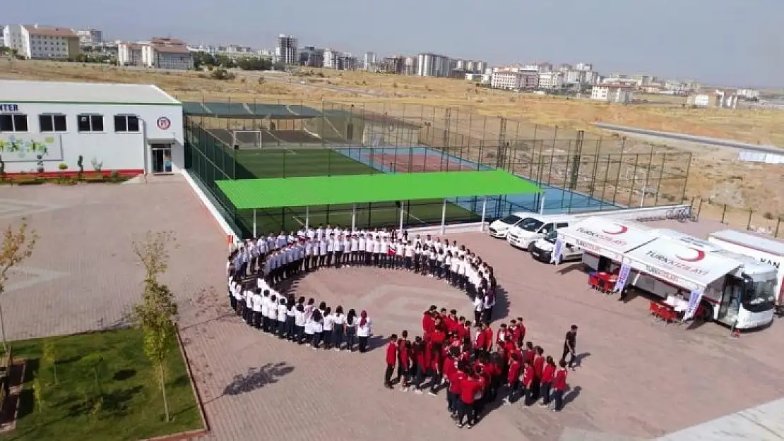 Öğrencilerden Barış Pınarı'na ay yıldız kareografisi ile destek