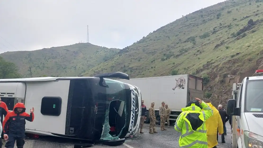 Otobüs ile kamyonun çarpışması sonucu 2 kişi öldü, 30 kişi yaralandı