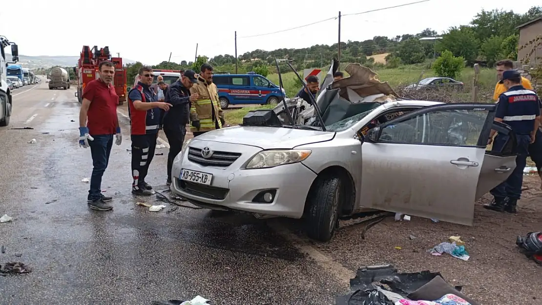 Otomobil ile TIR çarpıştı: 2 ölü, 3 yaralı