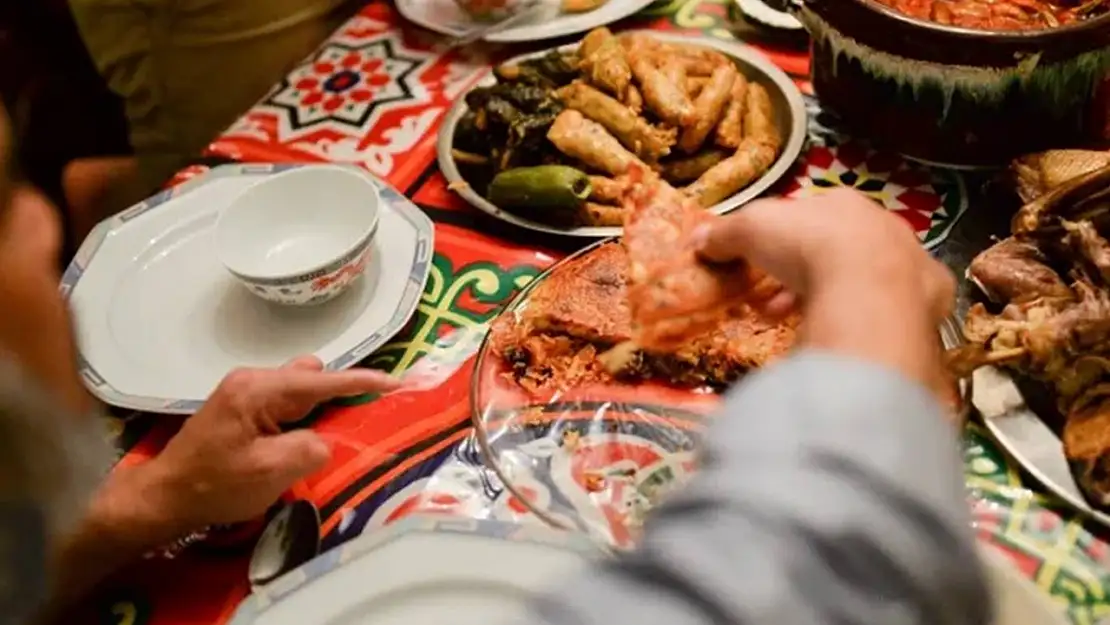 Ramazan'da iftarda hızlı yemek kilo aldırıyor!