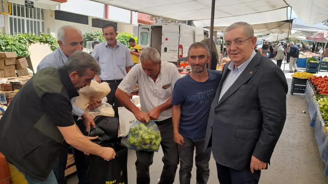 Reşat Erdoğan semt pazarlarını geziyor..