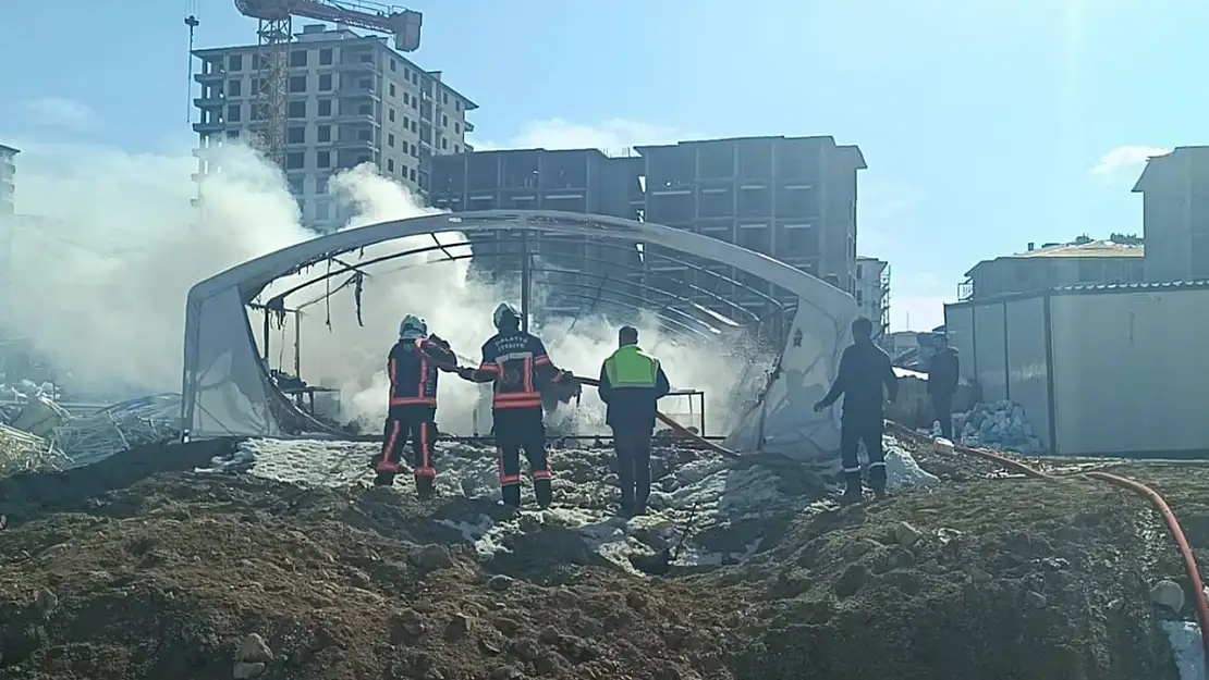 Rezerv alanda bulunan çadır depoda maddi hasarlı yangın