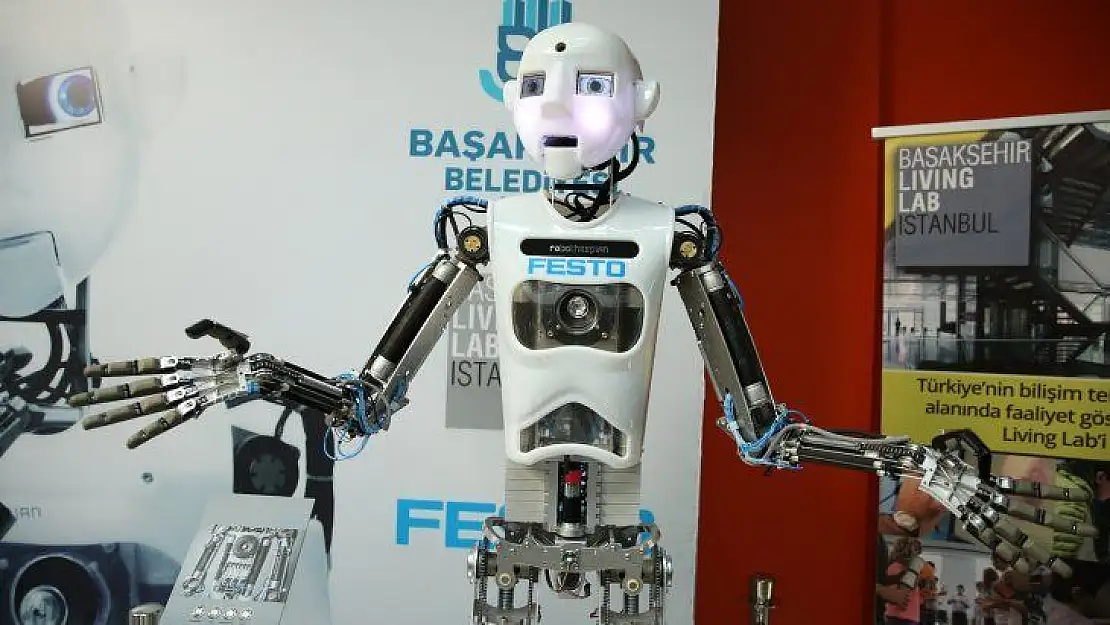 Robothespian eğitim verdi, Robot Rıfkı güldürdü
