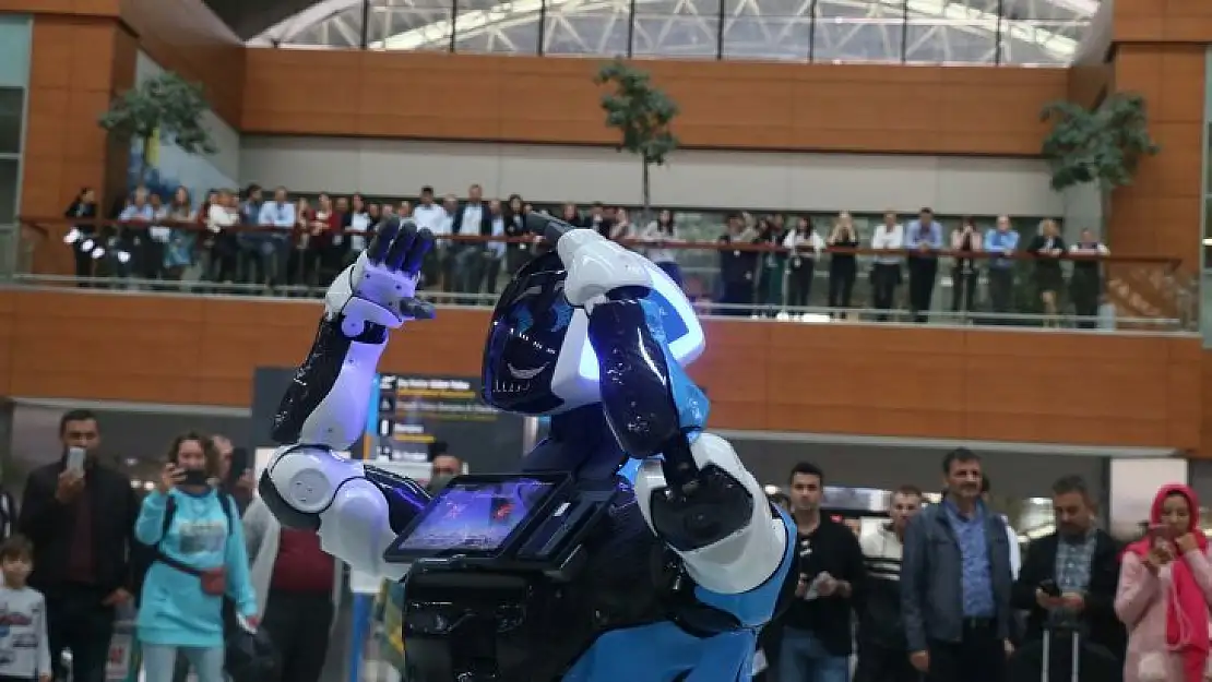 Sabiha Gökçen Havalimanı'nda danışma hizmeti verecek robot göreve başladı