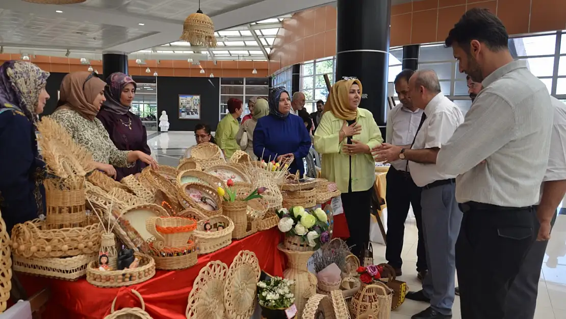 'Sanatın İzinde' Sanat Merkezi'nde