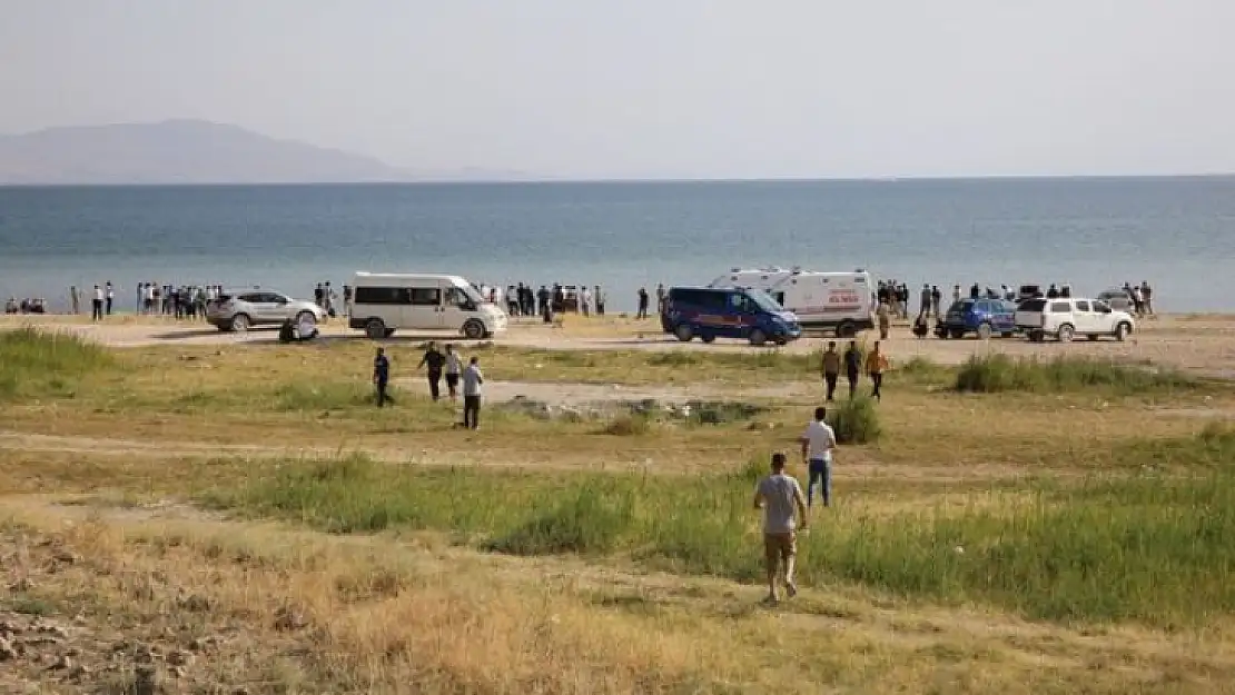 Serinlemek için Van Gölü'ne giren genç boğuldu