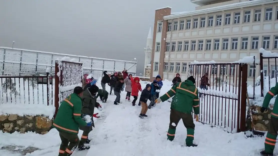 Süper Kahramanlar, Çocuklarla Kartopu Oynadı