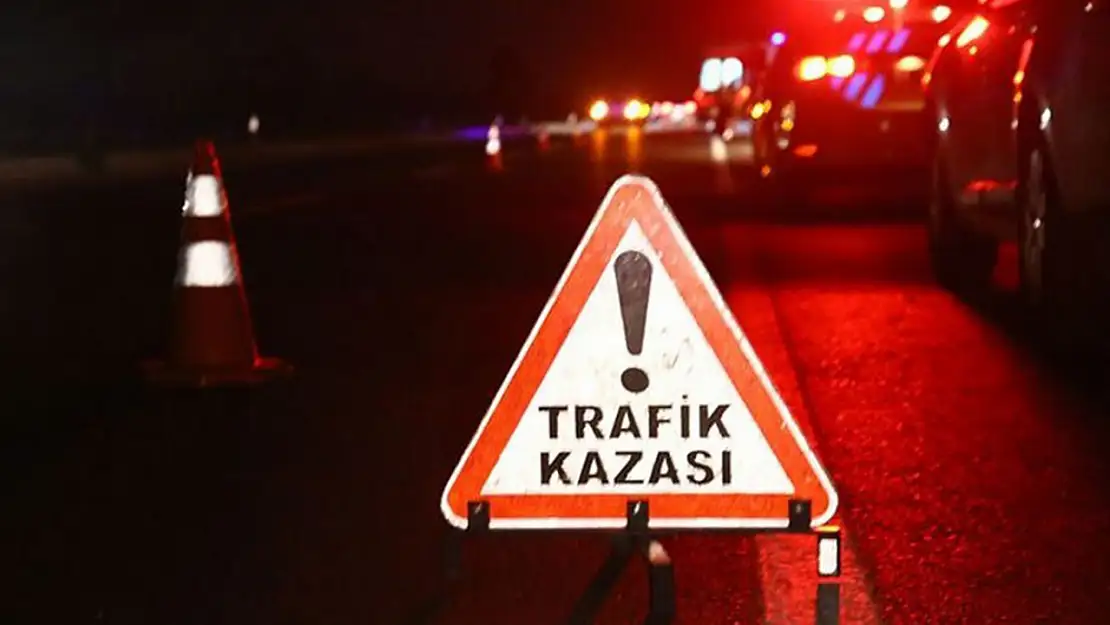 Tır şarampole devrildi: 2 ölü