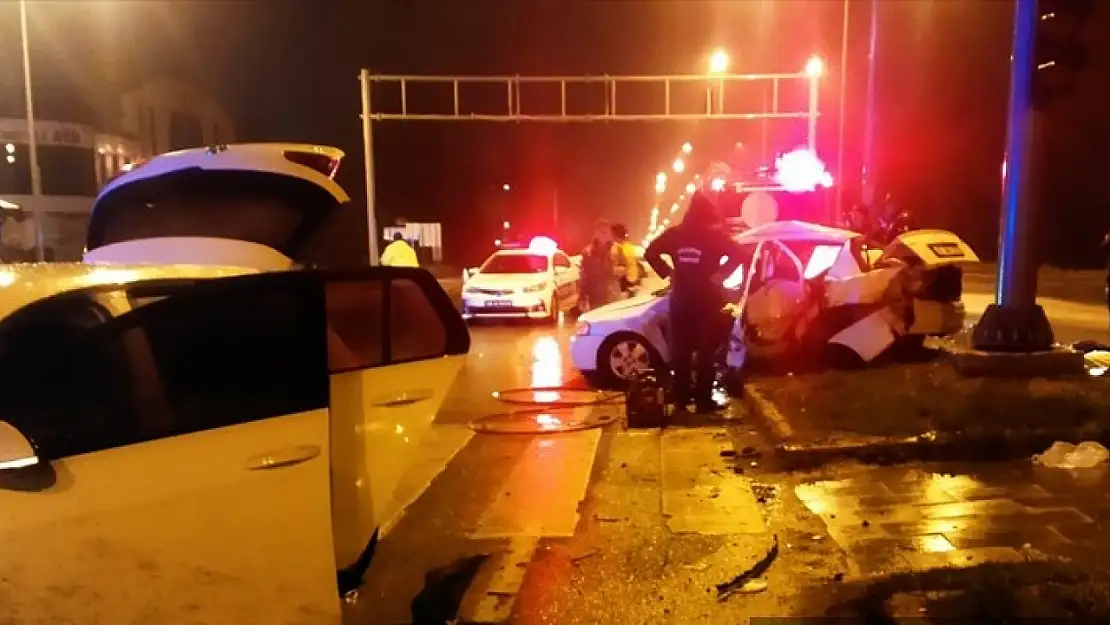 Trafik kazasında 3 kişi öldü, 5 kişi yaralandı