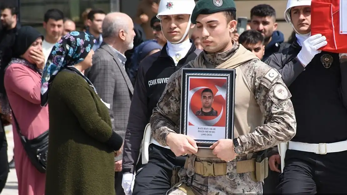 Trafik kazasında ölen polis memuru, eşi ve 2 çocuğu Malatya'da defnedildi