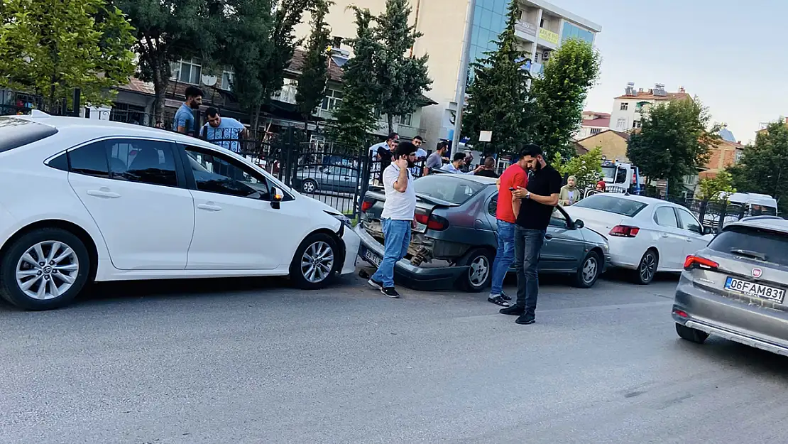 Traktör römorkundan düşen lastik trafiği birbirine kattı