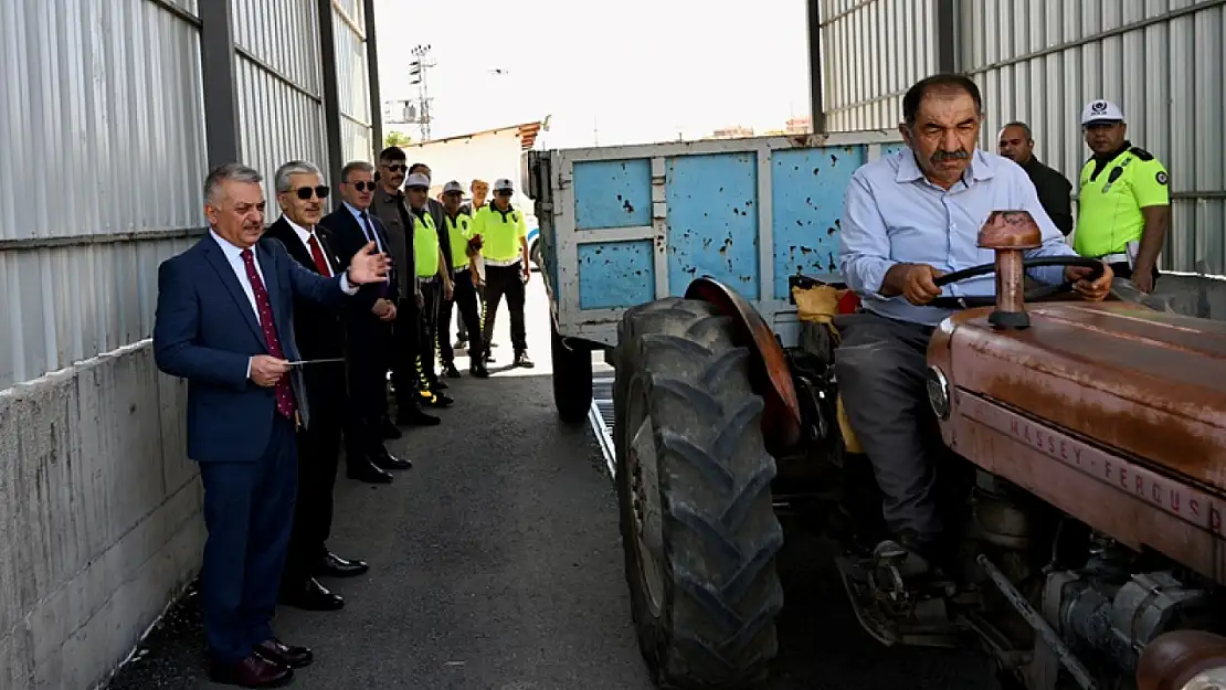 Traktör Sürücülerine Yönelik Reflektör Dağıtımı Yapıldı