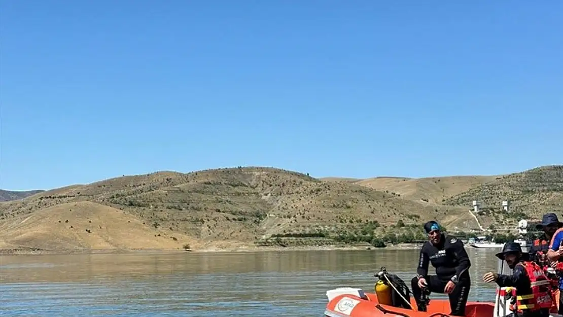 Tunceli'de feribottan atlayan kişinin bulunması için çalışmalar sürüyor