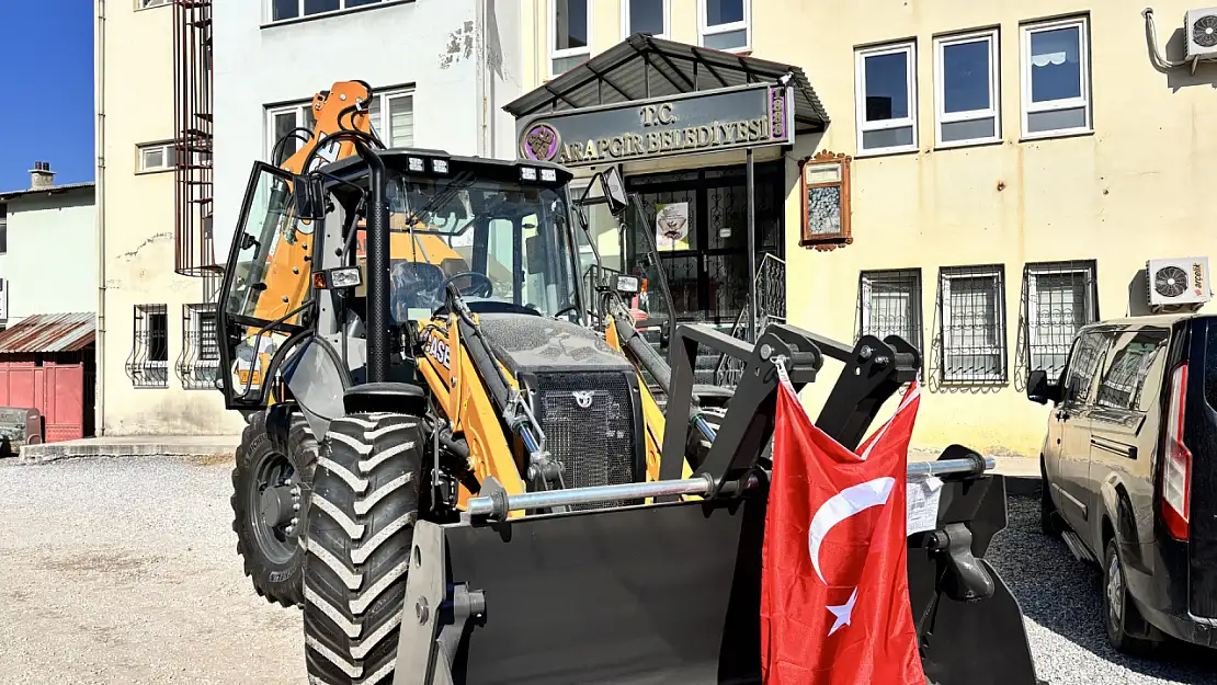 Türkiye Belediyeler Birliği tarafından Arapgir Belediyesi'ne hibe edilen iş makinesi  geldi.