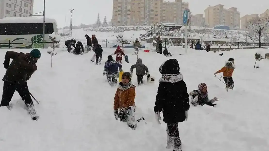 Türkiye'deki bazı illerde eğitime kar engeli