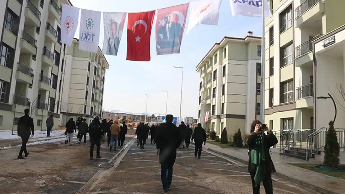 Ulusal ve uluslararası medya mensupları Malatya'da deprem konutlarını gezdi