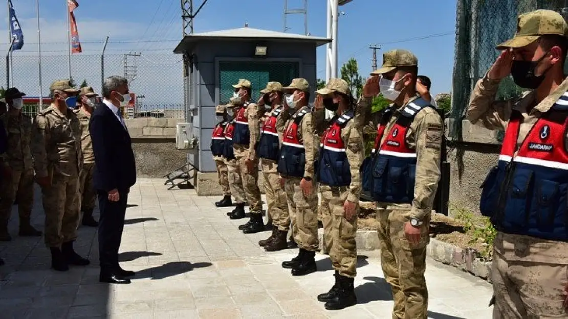 Vali Baruş, Şehitlik ile Polis ve Jandarma Görevlilerini Ziyaret Etti