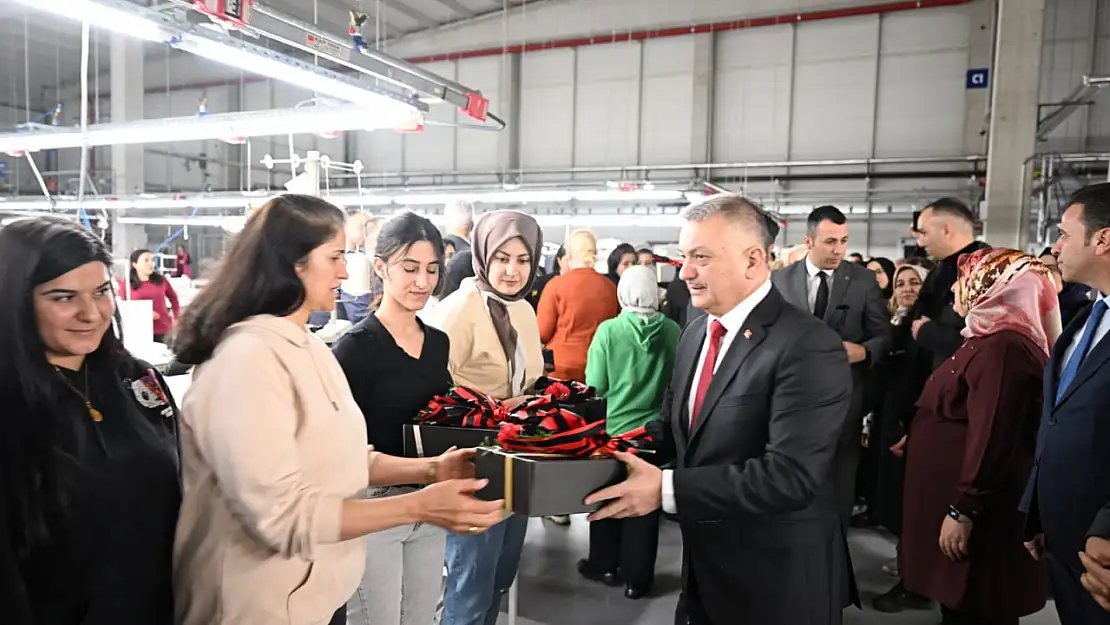 Vali Ersin Yazıcı ve Eşi Hanımefendi Hanife Yazıcı 8 Mart Dünya Kadınlar Günü'nde Karanfil Dağıttı