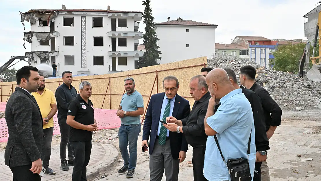 Vali Seddar Yavuz, Yıkım Süreci Devam Eden Binaların Olduğu Alanlarda İncelemelerde Bulundu.