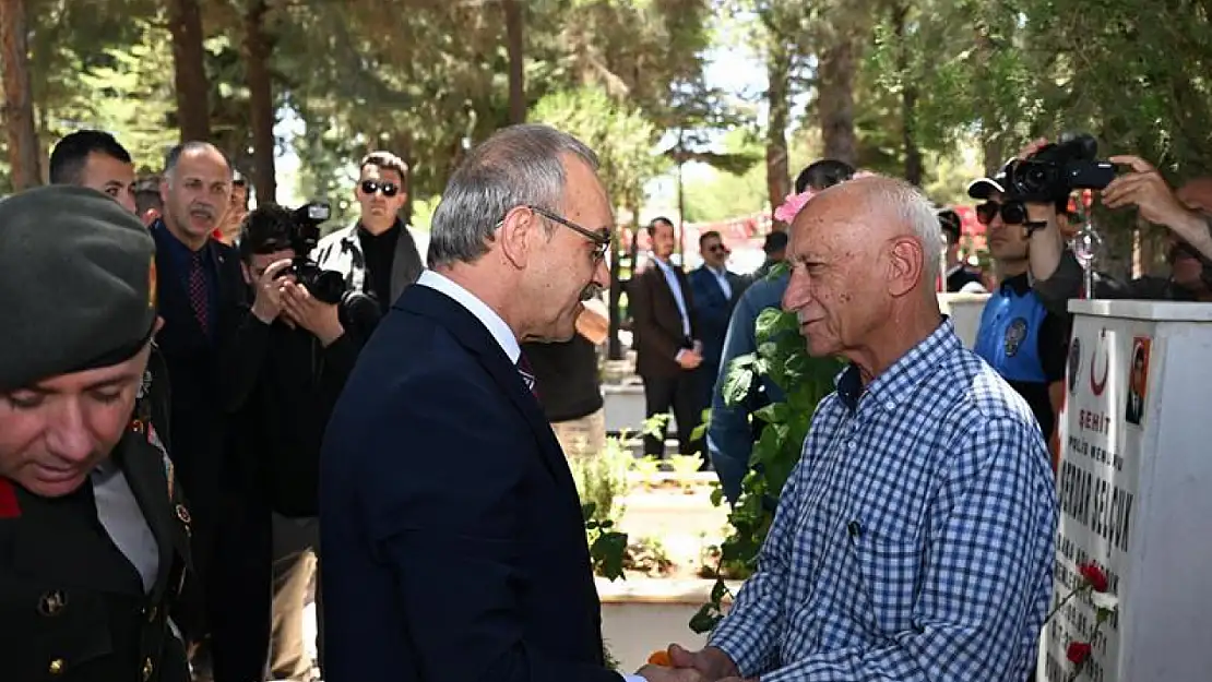 Vali Yavuz, Arefe Günü Şehitliği Ziyaret Ederek Şehit Aileleriyle Bir Araya Geldi