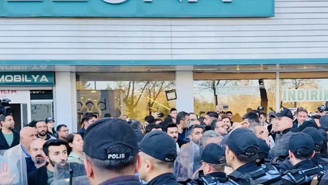 Van'da ve doğudaki bazı illerde izinsiz yürüyüş yapmak isteyenlere polis müdahale etti