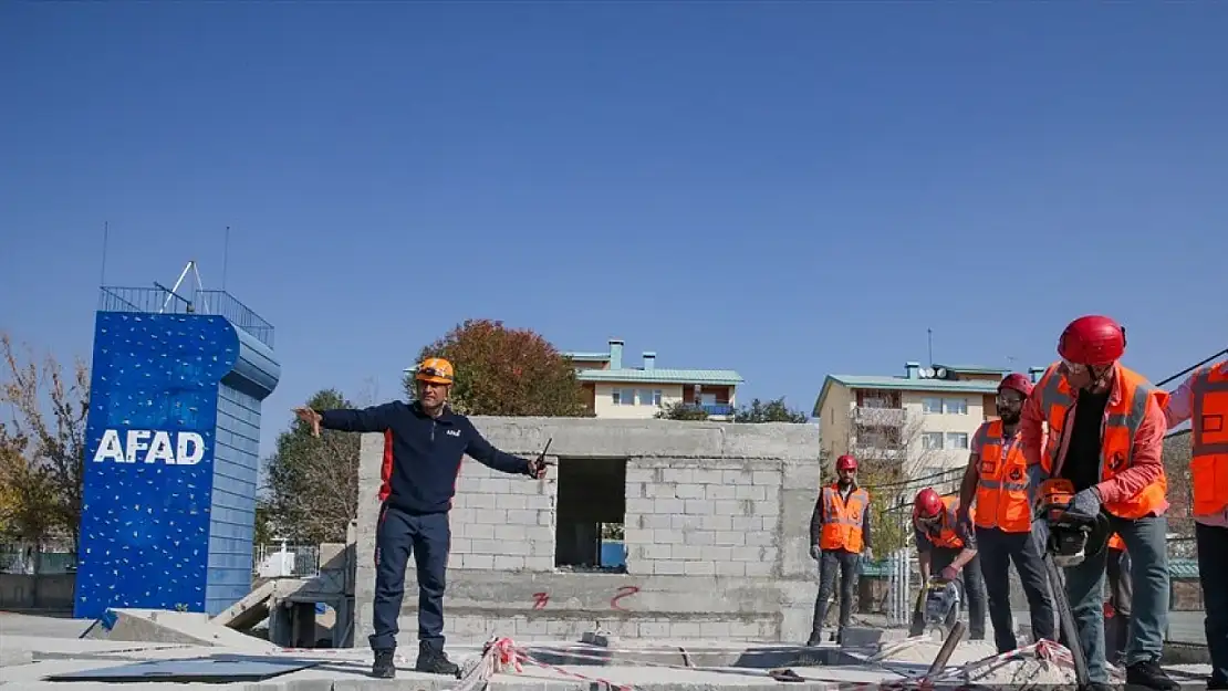 'Van depreminin kahramanları', Malatya ve Hatay'da da birçok kişiye umut oldu