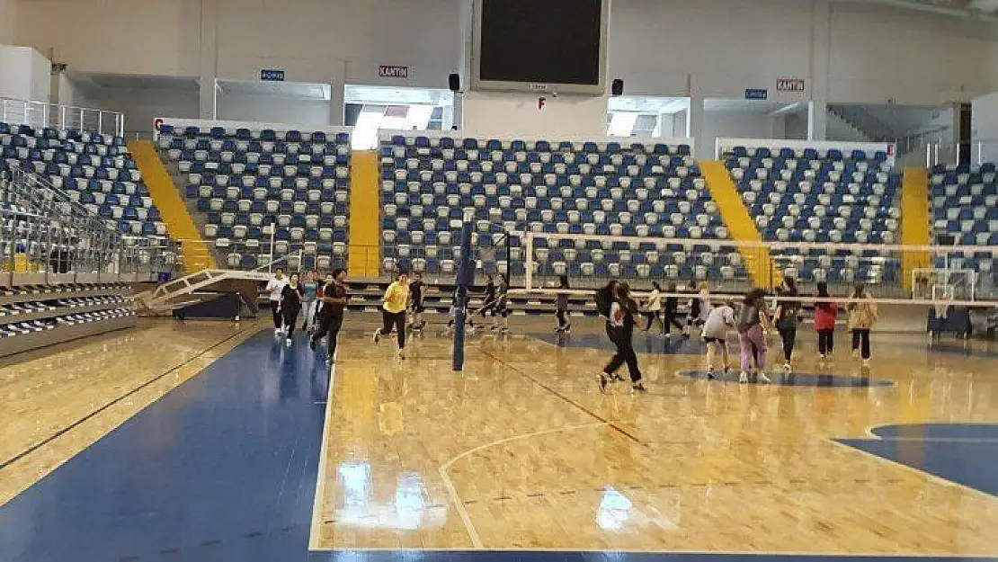 Yaz okulları Voleybol antrenmanlarına büyük ilgi