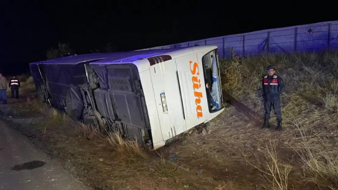 Yeniden Refah Partisi Kongresinden Dönenleri Taşıyan Otobüs Devrildi: 17 Yaralı