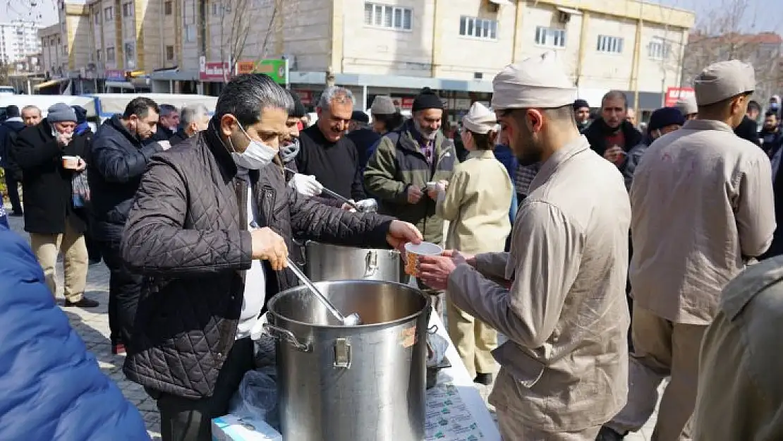 Yeşilyurt Belediyesi, Çanakkale Zaferinin 107. Yılı Anısına Hoşaf Ve Arpa Ekmek Dağıttı