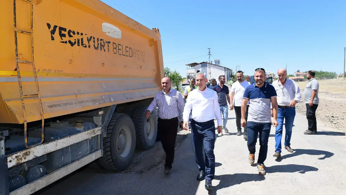 Yeşilyurt Belediyesi Ekipleri, 16 Ayrı Bölgede Yol Yenileme ve Düzenleme Çalışması Yapıyor