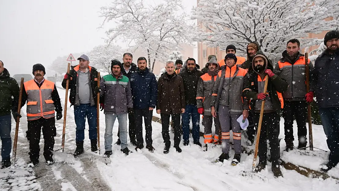 Yeşilyurt Belediyesi Ekipleri, Kar Yağışına Hızla Müdahale Ediyor