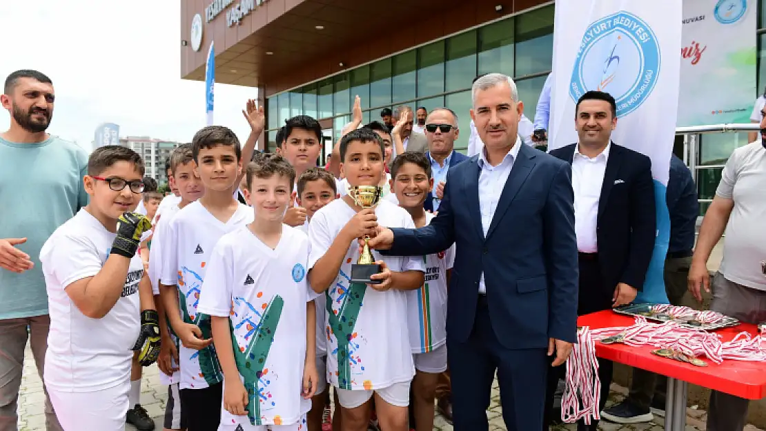 Yeşilyurt Belediyesi Geleneksel Kiraz Kupası Turnuvasında Dereceye Giren Sporcuların Ödülleri Takdim Edildi