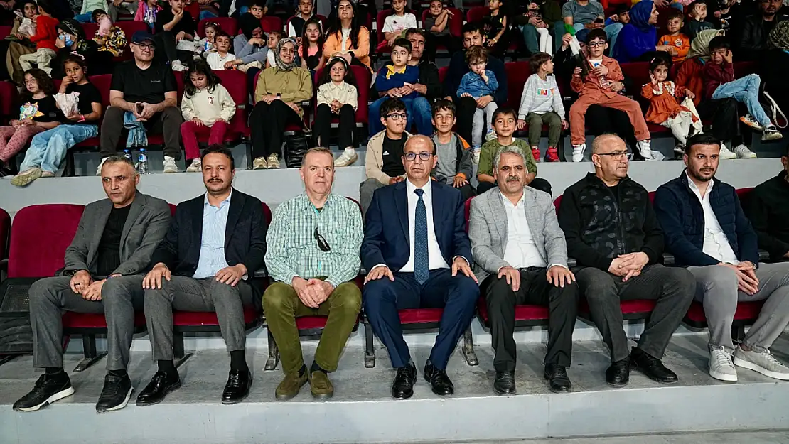 Yeşilyurt Belediyesinin Kültürel Etkinliğinde Merkez Spor Salonu Tamamen Doldu
