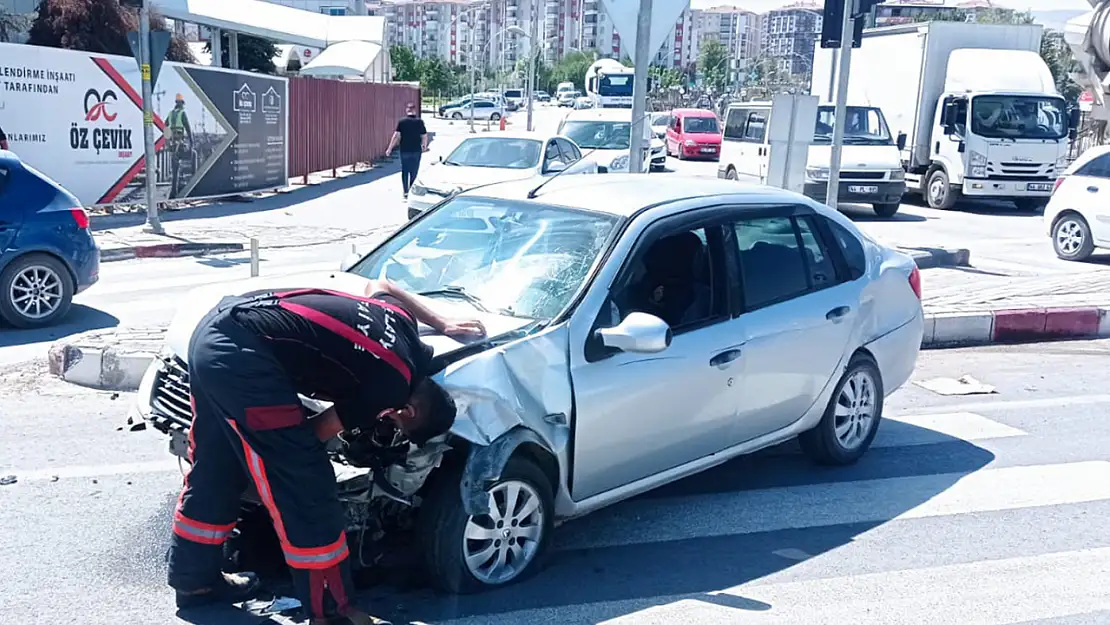 Yeşilyurt'ta iki otomobil çarpıştı: 2 yaralı