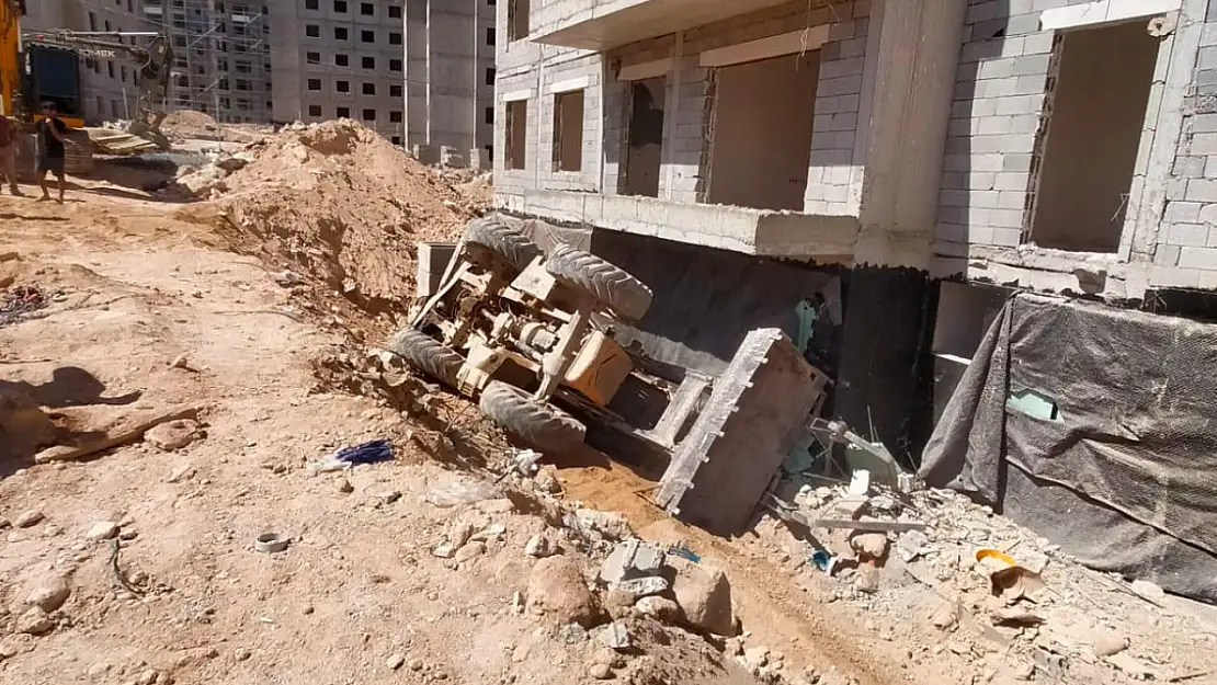 Yeşilyurt'ta İş Makinesi Devrildi: 24 Yaşındaki Operatör Hayatını Kaybetti