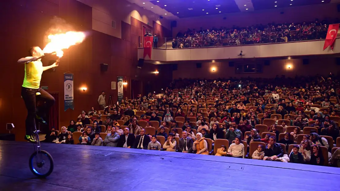 Yeşilyurt'un Mutlu Çocukları 'Yetenek Sirkiniz Cambaz Mihtat' Gösterisinde Doyasıya Eğlendi