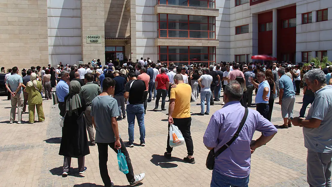 YKS devam ederken veliler heyecanlı: Her şey evlatlarımız için!