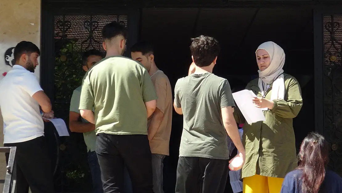 YKS'ye giren öğrenciler sınavda ter dökerken aileleri dışarıda onlara dua etti